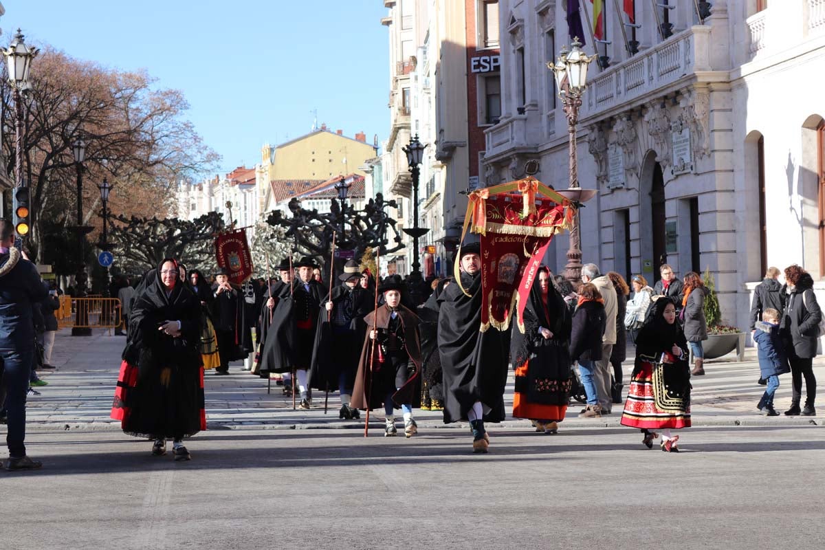 Miles de burgaleses honran a San Lesmes, patrón de la ciduad, en un soleado día en el que no faltan ni la tradición ni los roscos.