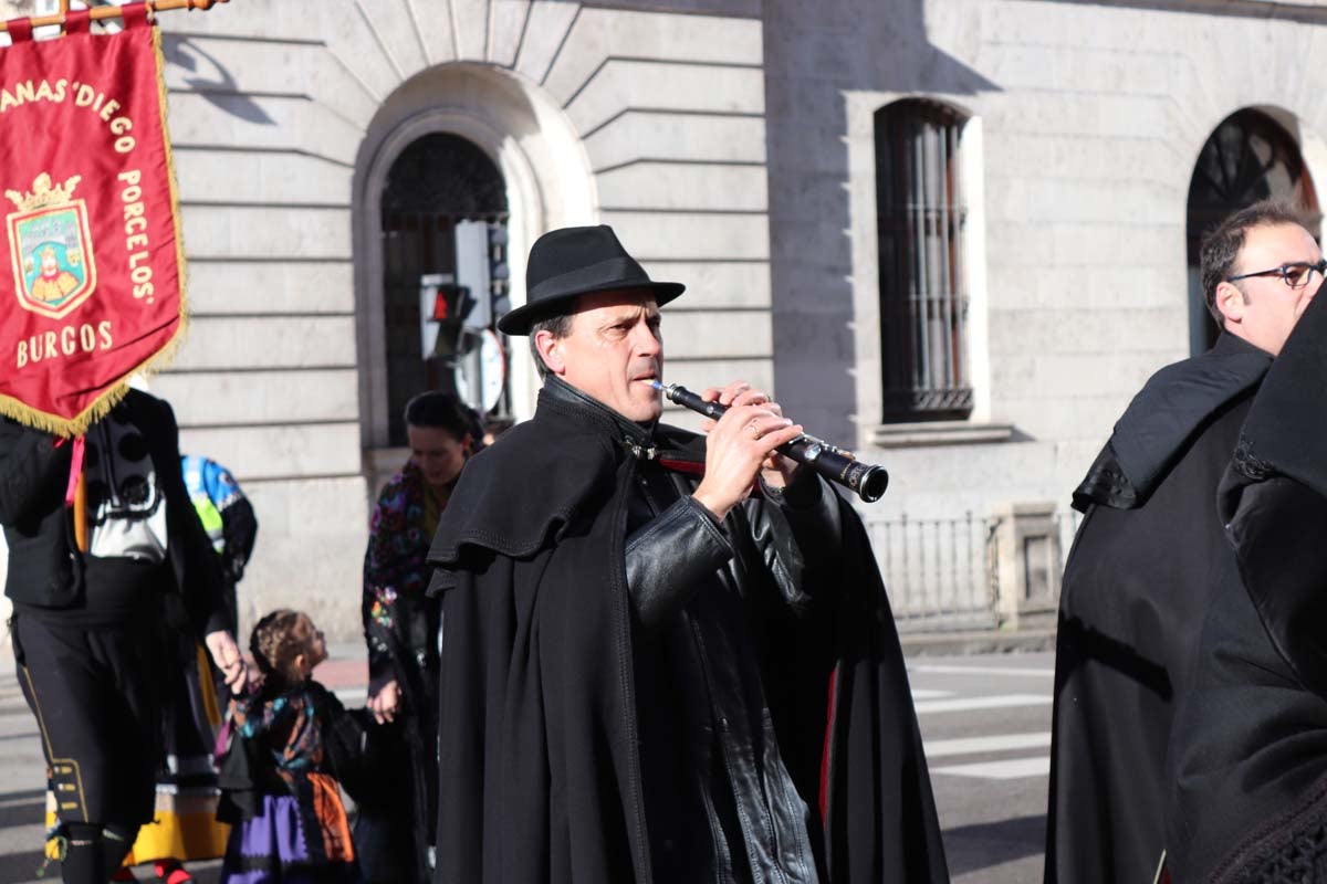 Miles de burgaleses honran a San Lesmes, patrón de la ciduad, en un soleado día en el que no faltan ni la tradición ni los roscos.