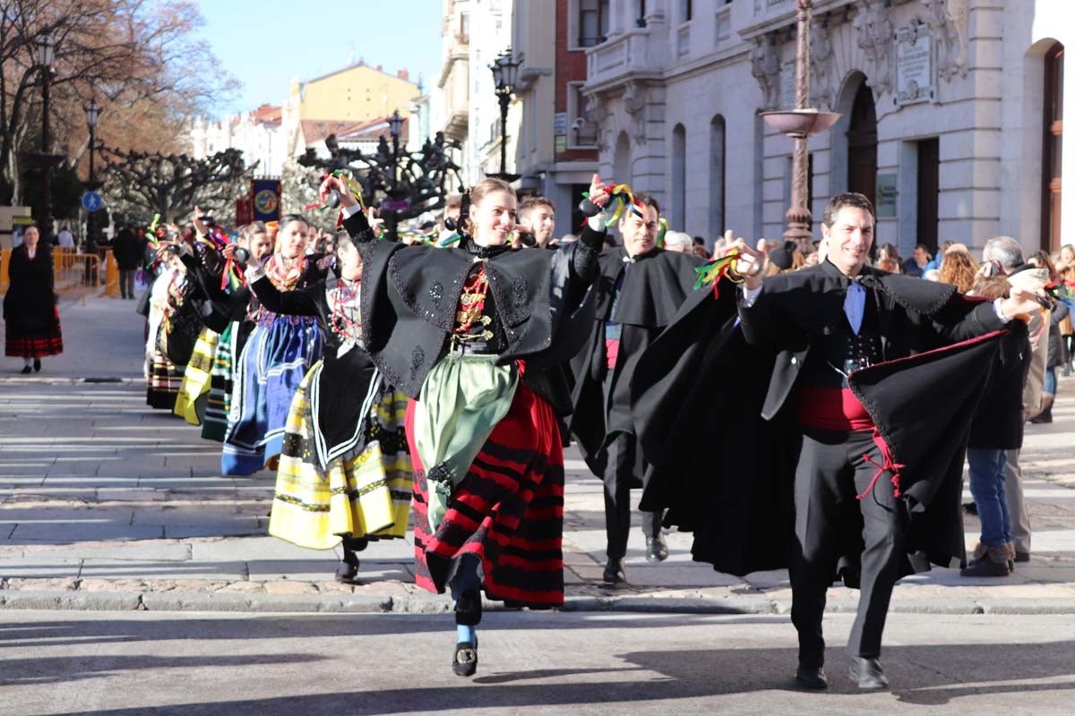 Miles de burgaleses honran a San Lesmes, patrón de la ciduad, en un soleado día en el que no faltan ni la tradición ni los roscos.