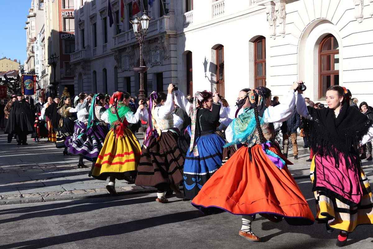 Miles de burgaleses honran a San Lesmes, patrón de la ciduad, en un soleado día en el que no faltan ni la tradición ni los roscos.