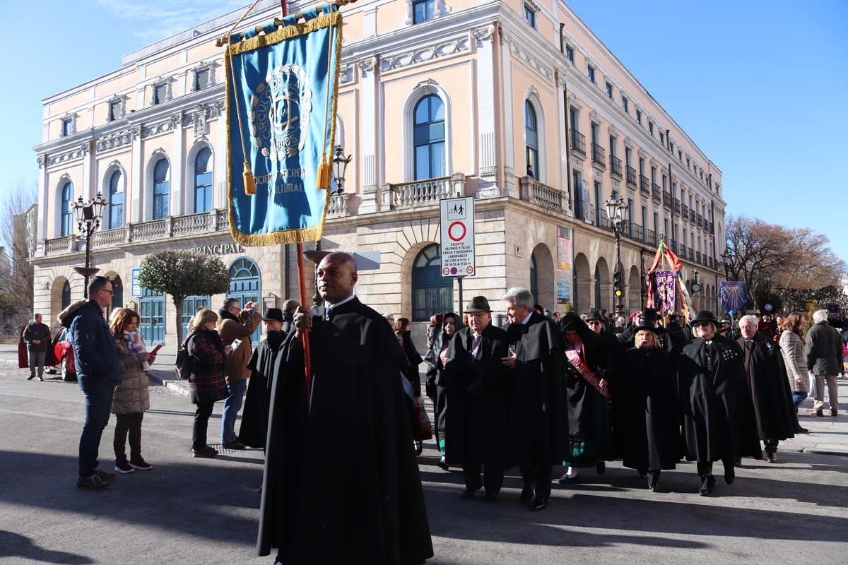 Miles de burgaleses honran a San Lesmes, patrón de la ciduad, en un soleado día en el que no faltan ni la tradición ni los roscos.