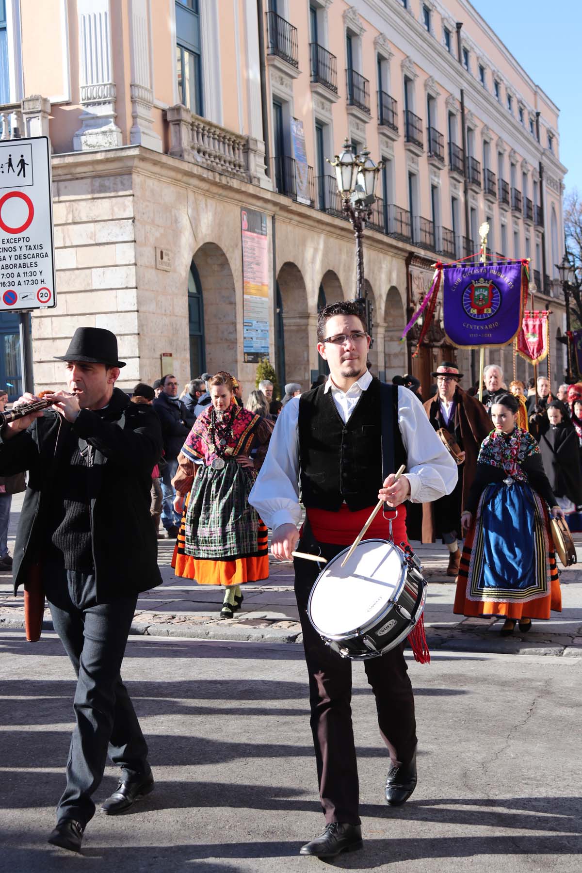 Miles de burgaleses honran a San Lesmes, patrón de la ciduad, en un soleado día en el que no faltan ni la tradición ni los roscos.