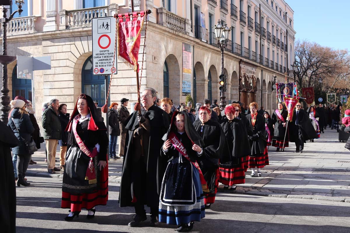 Miles de burgaleses honran a San Lesmes, patrón de la ciduad, en un soleado día en el que no faltan ni la tradición ni los roscos.