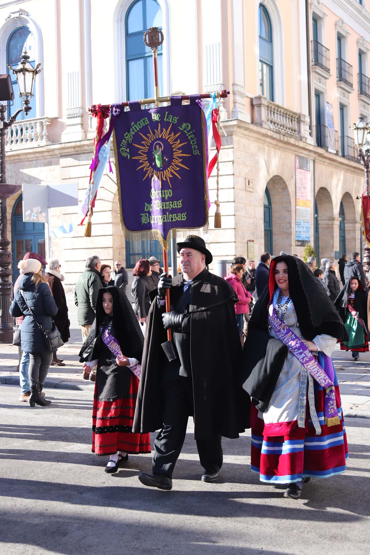 Miles de burgaleses honran a San Lesmes, patrón de la ciduad, en un soleado día en el que no faltan ni la tradición ni los roscos.