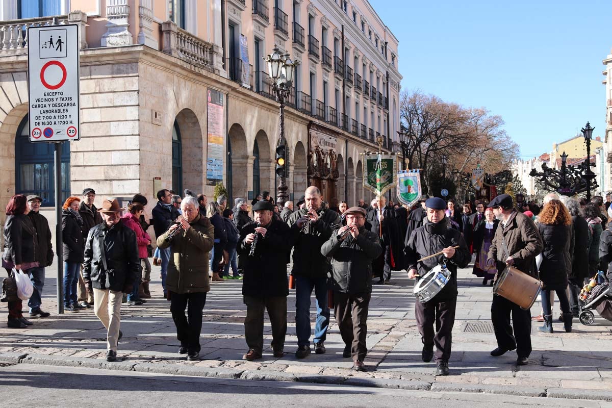 Miles de burgaleses honran a San Lesmes, patrón de la ciduad, en un soleado día en el que no faltan ni la tradición ni los roscos.