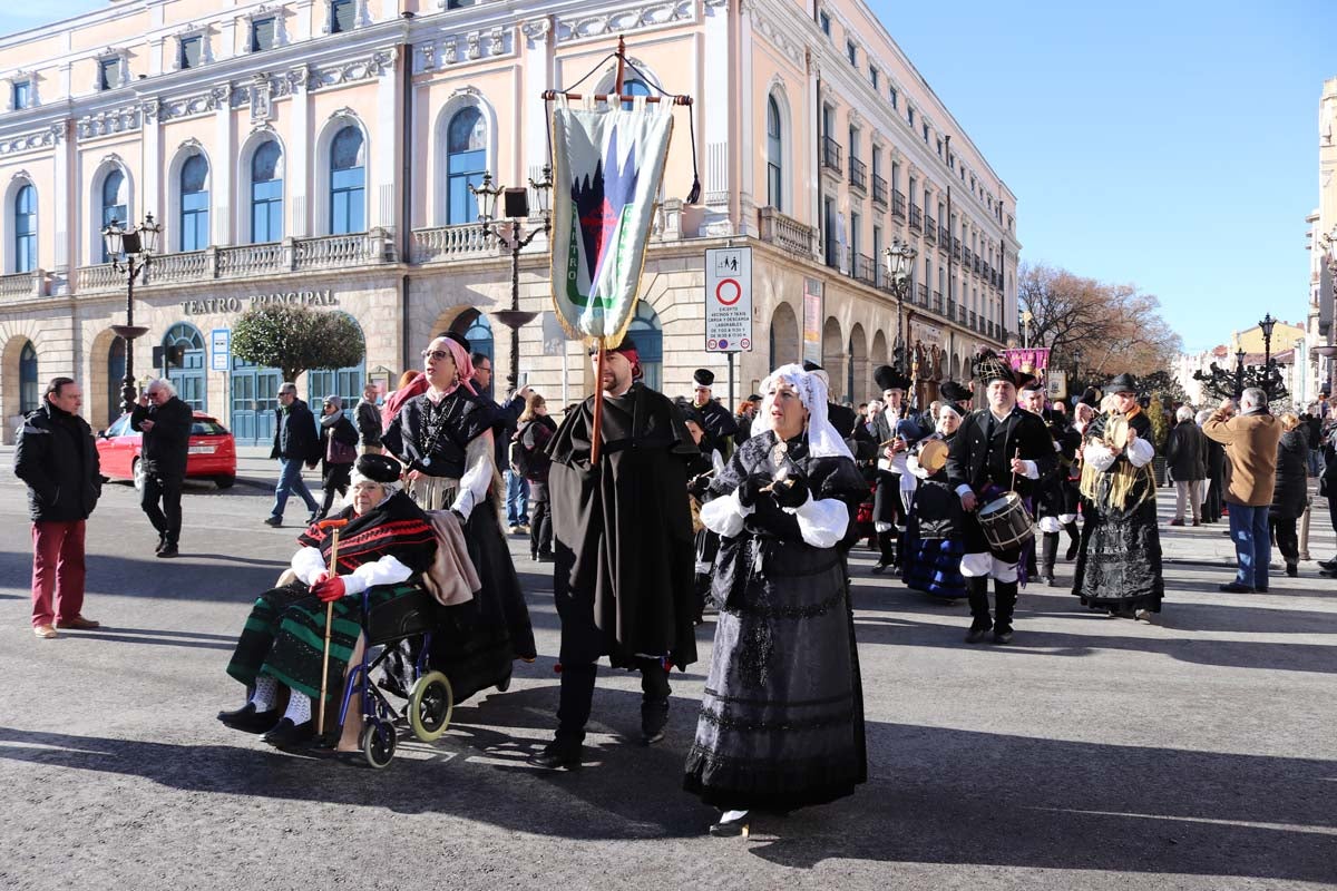 Miles de burgaleses honran a San Lesmes, patrón de la ciduad, en un soleado día en el que no faltan ni la tradición ni los roscos.