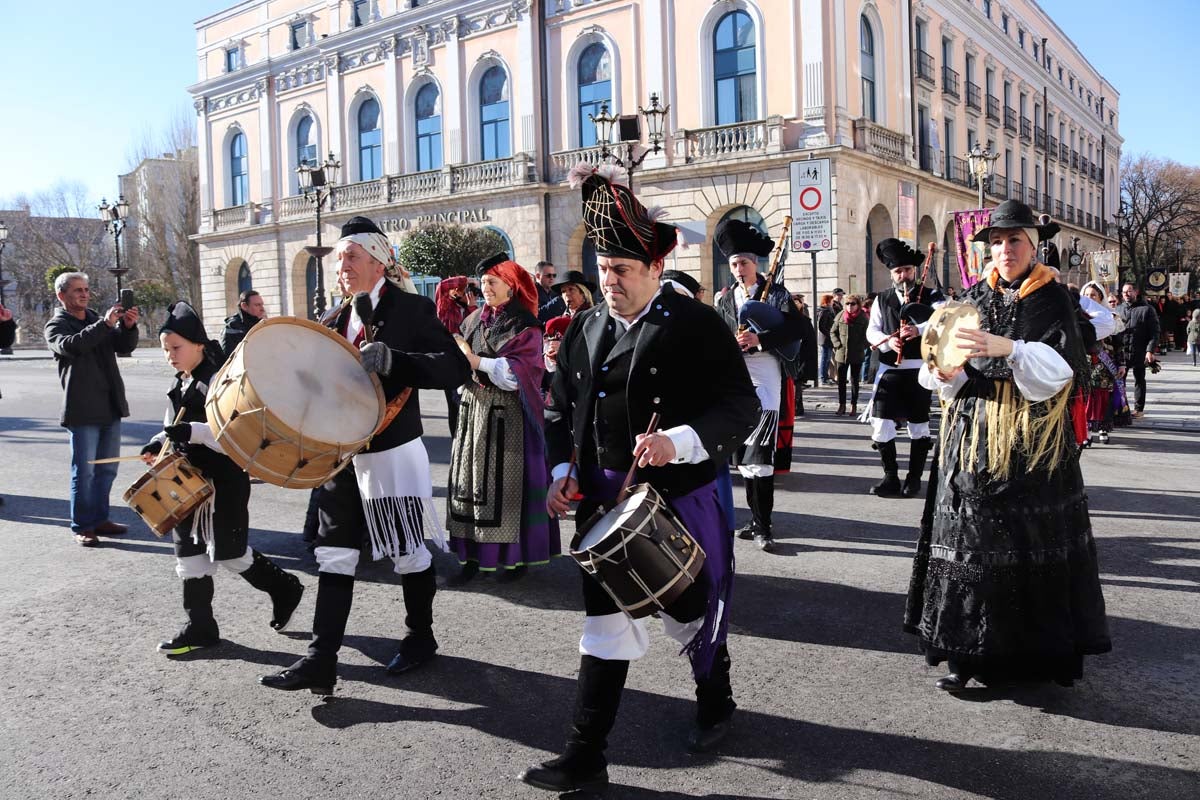 Miles de burgaleses honran a San Lesmes, patrón de la ciduad, en un soleado día en el que no faltan ni la tradición ni los roscos.