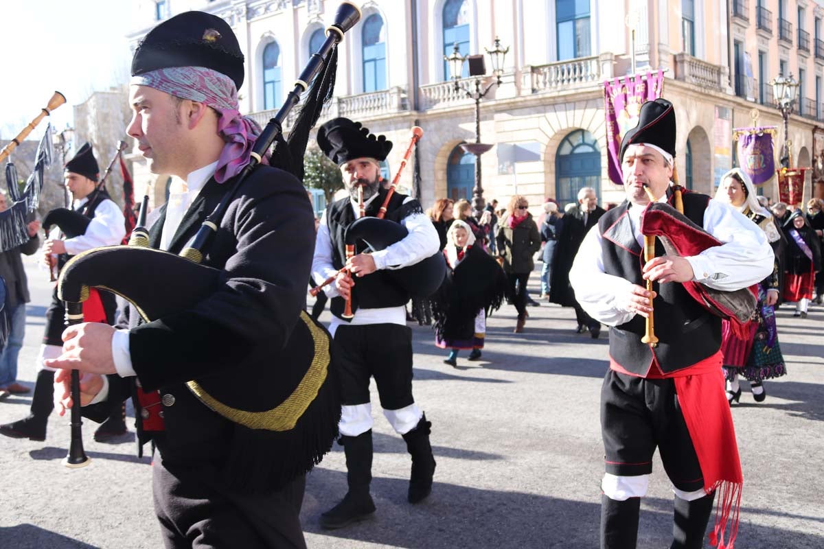 Miles de burgaleses honran a San Lesmes, patrón de la ciduad, en un soleado día en el que no faltan ni la tradición ni los roscos.