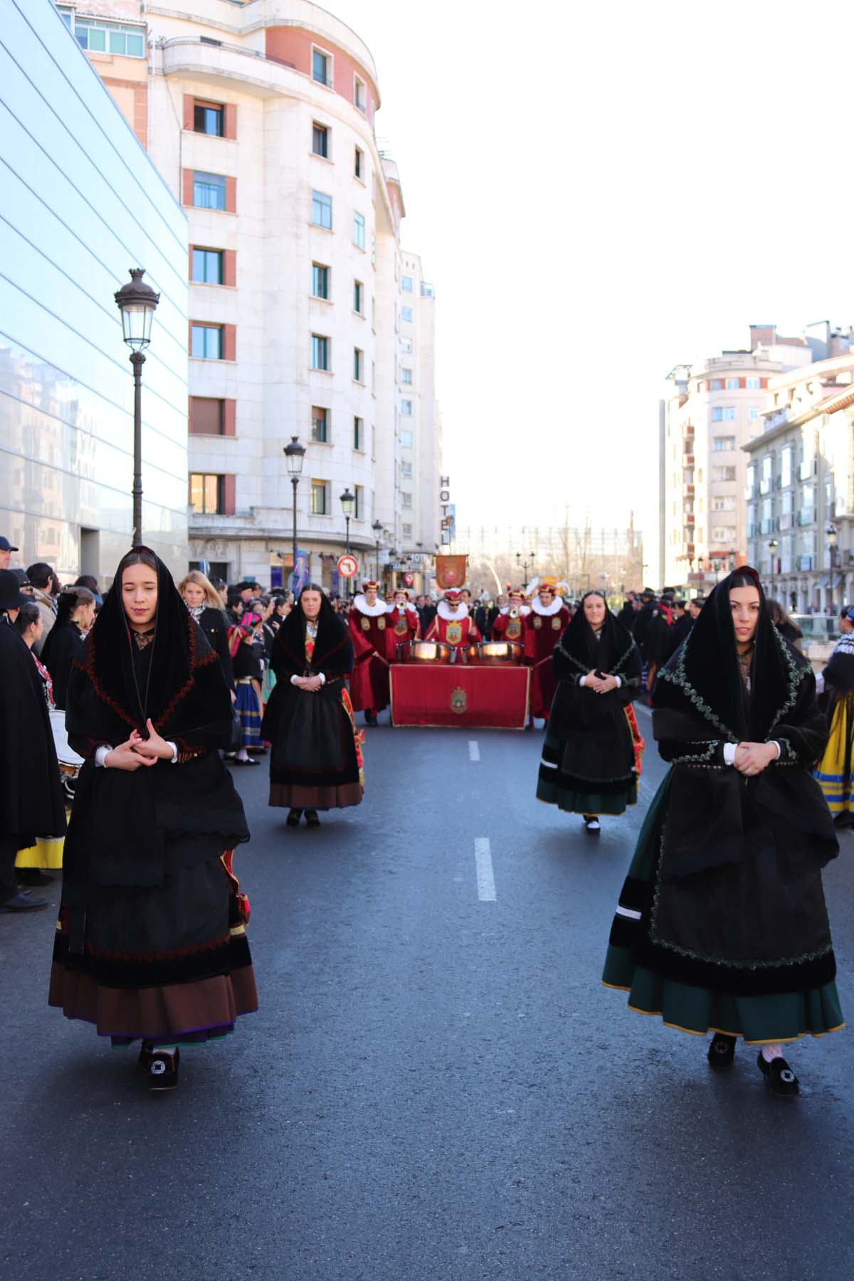 Miles de burgaleses honran a San Lesmes, patrón de la ciduad, en un soleado día en el que no faltan ni la tradición ni los roscos.