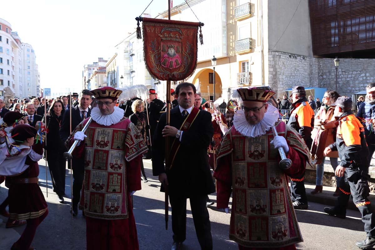 Miles de burgaleses honran a San Lesmes, patrón de la ciduad, en un soleado día en el que no faltan ni la tradición ni los roscos.