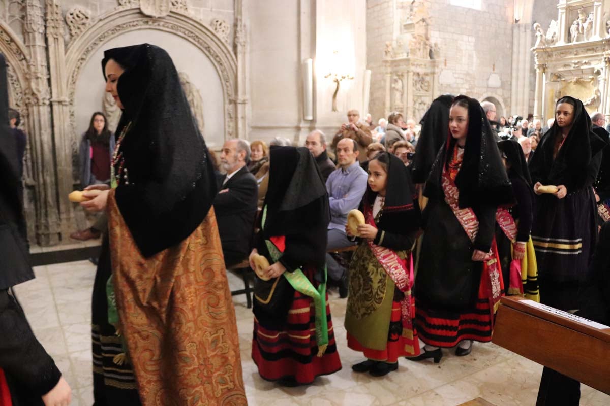 Miles de burgaleses honran a San Lesmes, patrón de la ciduad, en un soleado día en el que no faltan ni la tradición ni los roscos.