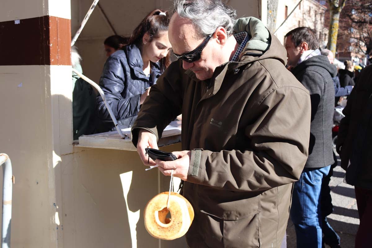 Miles de burgaleses honran a San Lesmes, patrón de la ciduad, en un soleado día en el que no faltan ni la tradición ni los roscos.