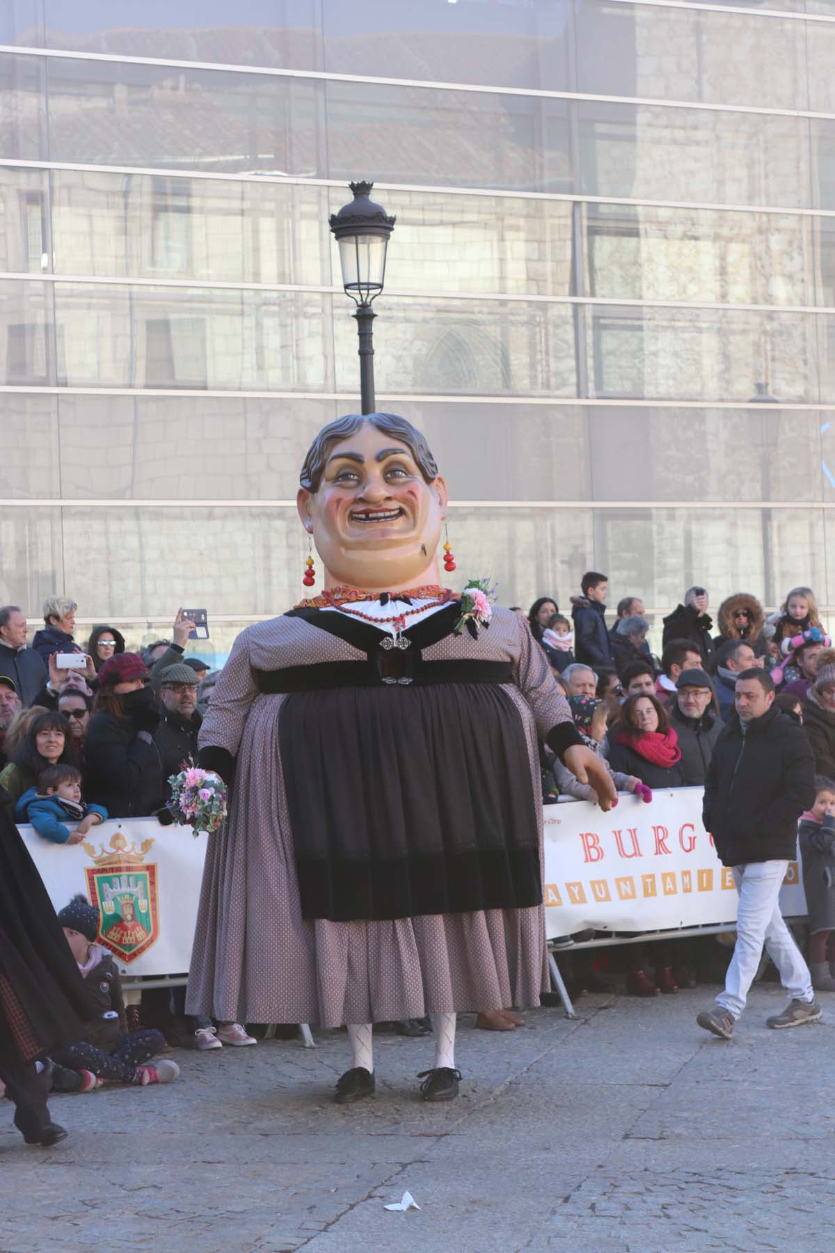 Miles de burgaleses honran a San Lesmes, patrón de la ciduad, en un soleado día en el que no faltan ni la tradición ni los roscos.