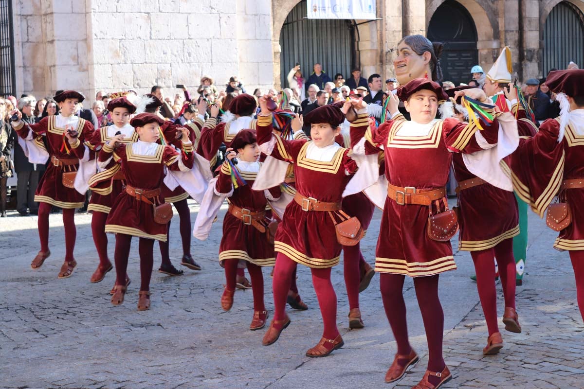 Miles de burgaleses honran a San Lesmes, patrón de la ciduad, en un soleado día en el que no faltan ni la tradición ni los roscos.