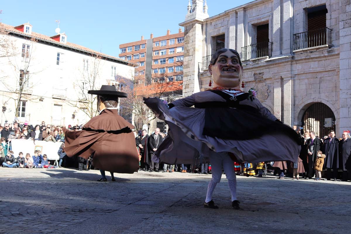 Miles de burgaleses honran a San Lesmes, patrón de la ciduad, en un soleado día en el que no faltan ni la tradición ni los roscos.