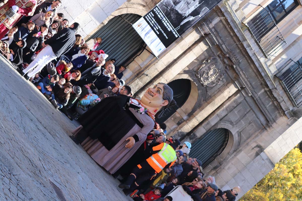 Miles de burgaleses honran a San Lesmes, patrón de la ciduad, en un soleado día en el que no faltan ni la tradición ni los roscos.