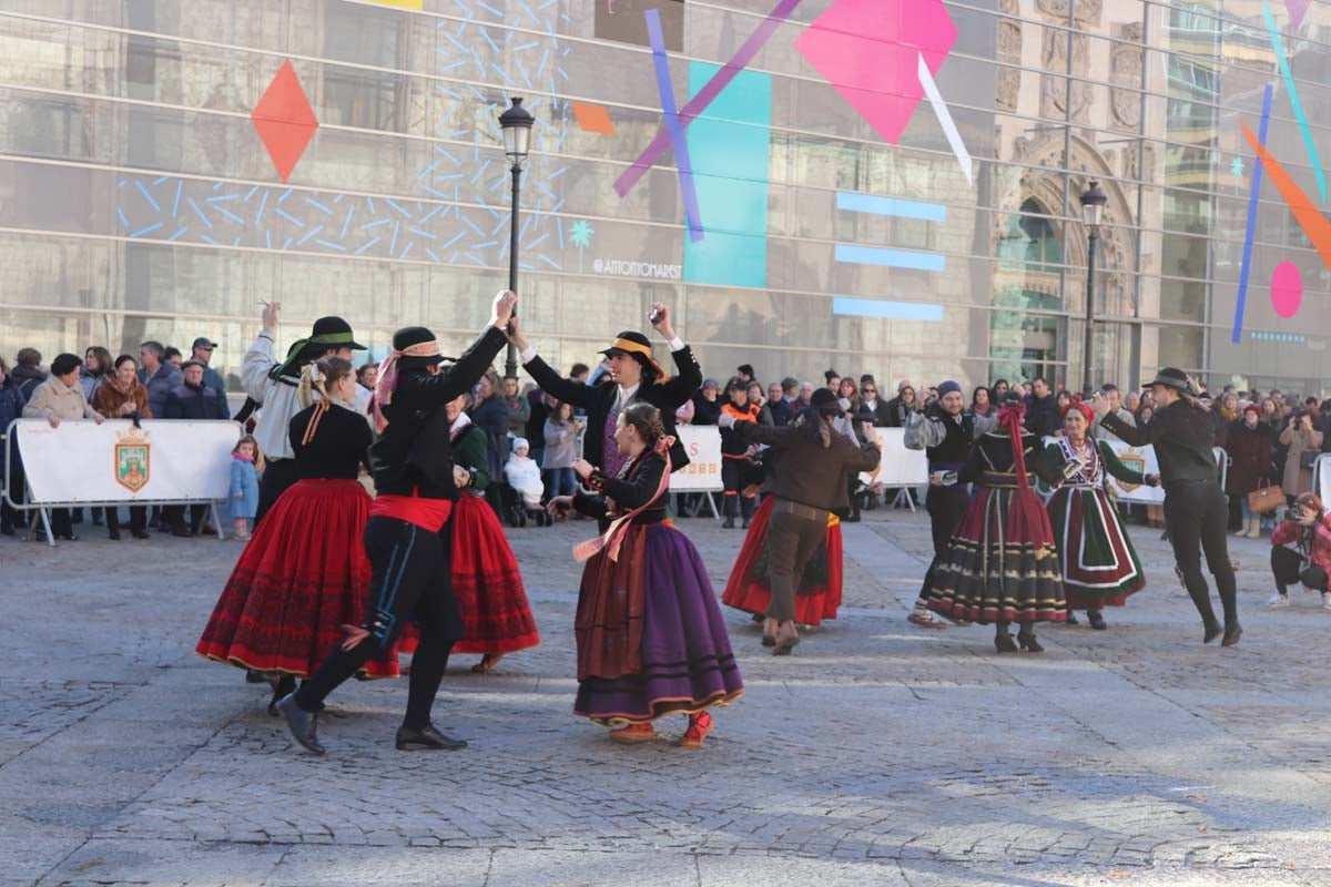 Miles de burgaleses honran a San Lesmes, patrón de la ciduad, en un soleado día en el que no faltan ni la tradición ni los roscos.