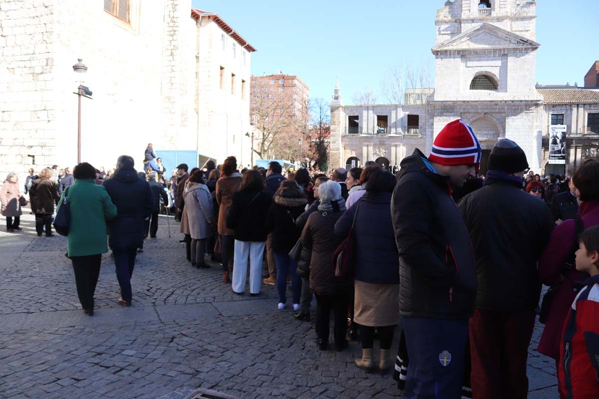 Miles de burgaleses honran a San Lesmes, patrón de la ciduad, en un soleado día en el que no faltan ni la tradición ni los roscos.