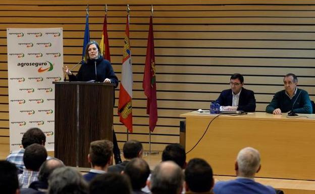 La consejera de Agricultura y Ganadería de la Junta de Castilla y León, Milagros Marcos (i), clausura este mediodía en Valladolid, la jornada de presentación de la Asociación de Productores de Patata de Castilla y León. 