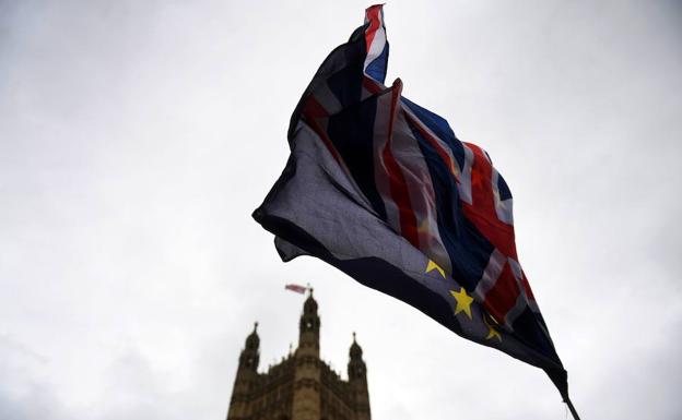 Manifestantes a favor de la Unión Europea protestan a las afueras de la Parlamento en Londres. 