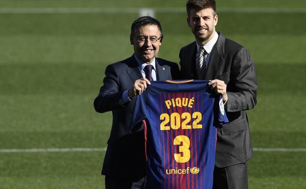 Piqué, junto a Bartomeu, en el acto celebrado en el Camp Nou. 