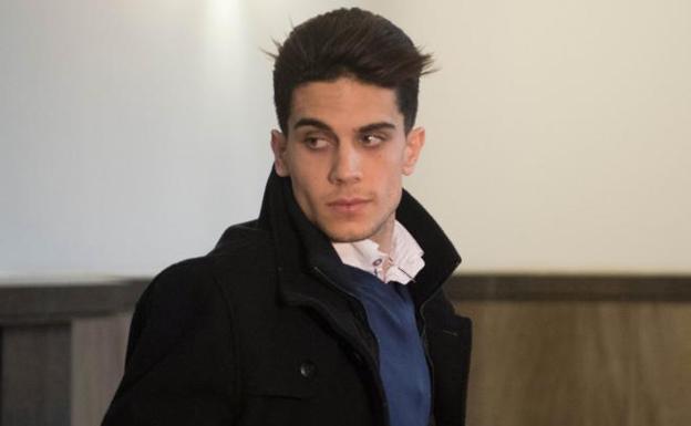 Marc Bartra abandona la vista del juicio por el atentado contra el autobús del Borussia Dortmund. 