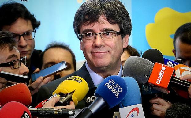 Puigdemont habla con los periodistas. 