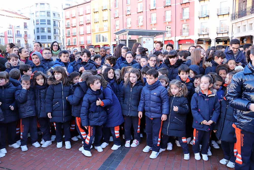 Alumnos y profesores del colegio han hecho una representación en la Plaza Mayor de Burgos