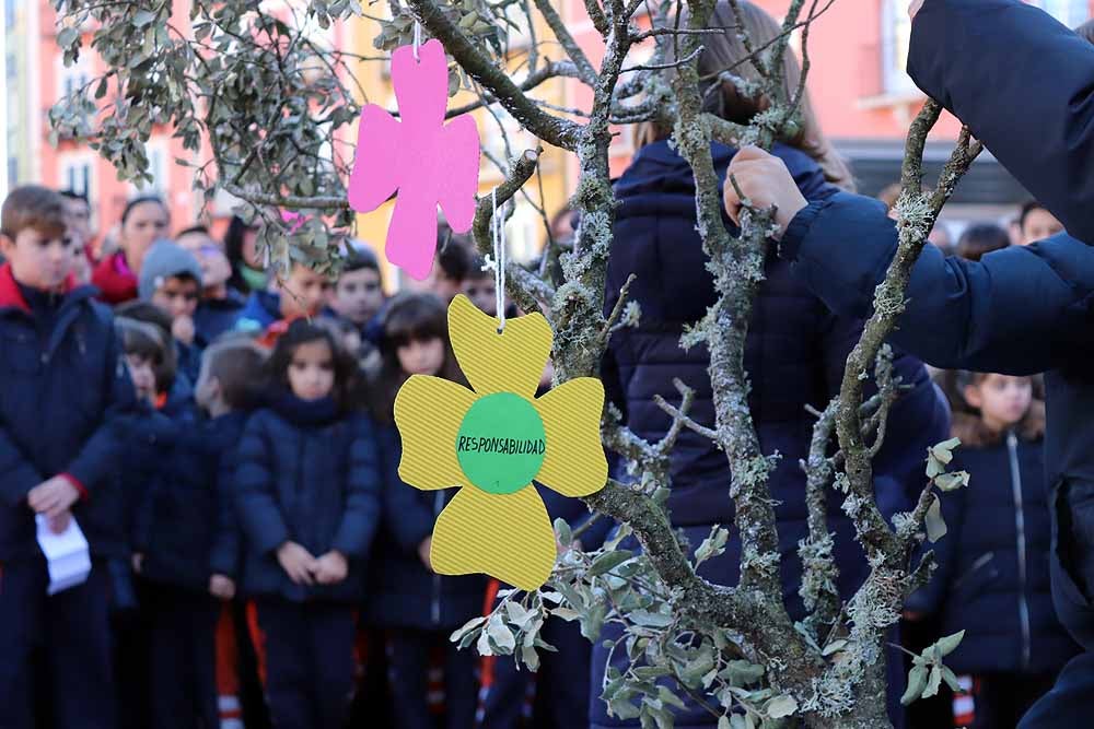 Alumnos y profesores del colegio han hecho una representación en la Plaza Mayor de Burgos