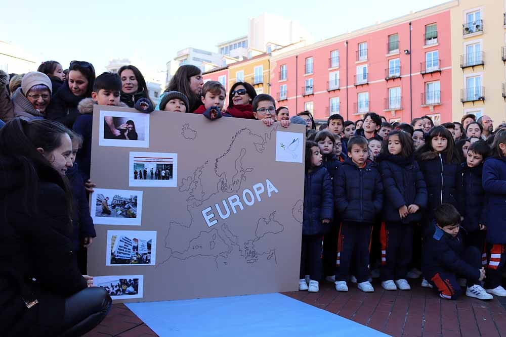 Alumnos y profesores del colegio han hecho una representación en la Plaza Mayor de Burgos