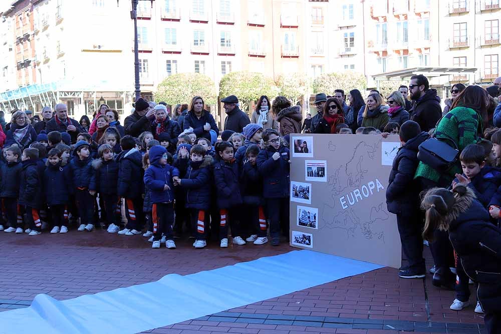 Alumnos y profesores del colegio han hecho una representación en la Plaza Mayor de Burgos