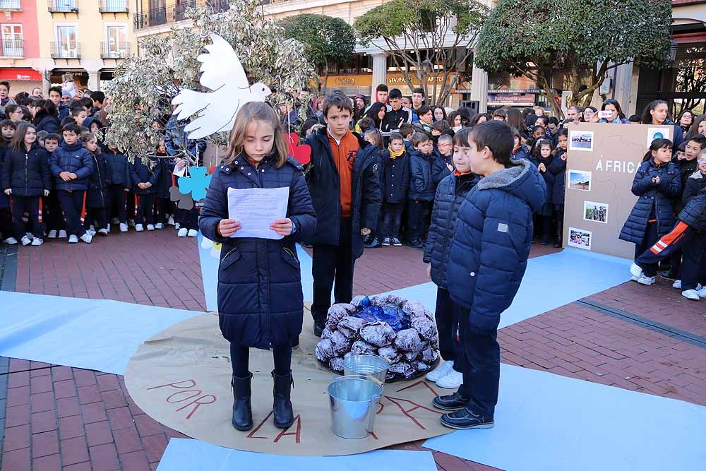 Alumnos y profesores del colegio han hecho una representación en la Plaza Mayor de Burgos