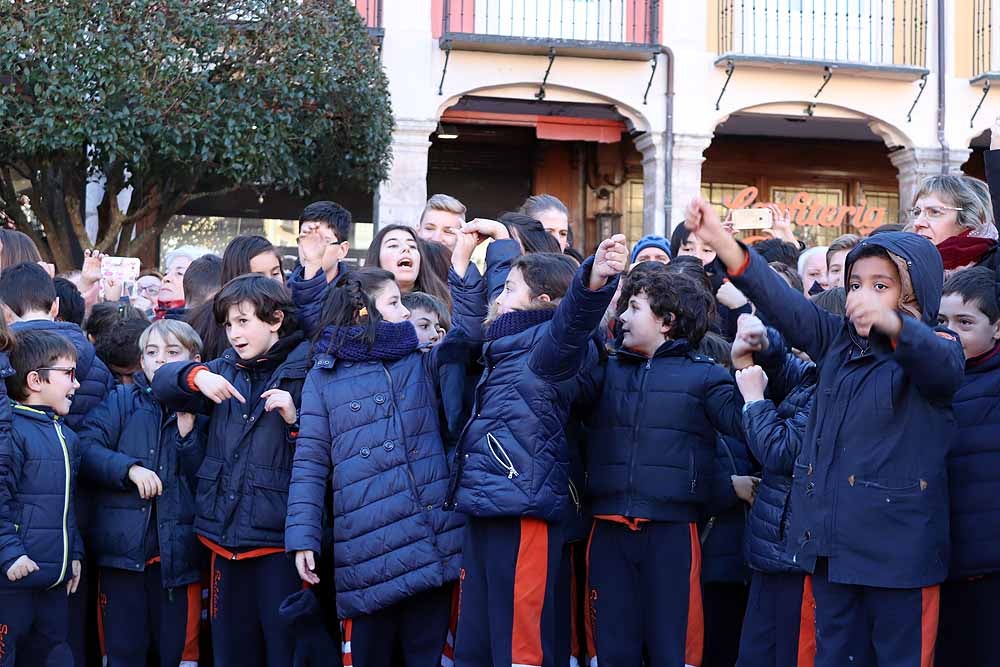 Alumnos y profesores del colegio han hecho una representación en la Plaza Mayor de Burgos