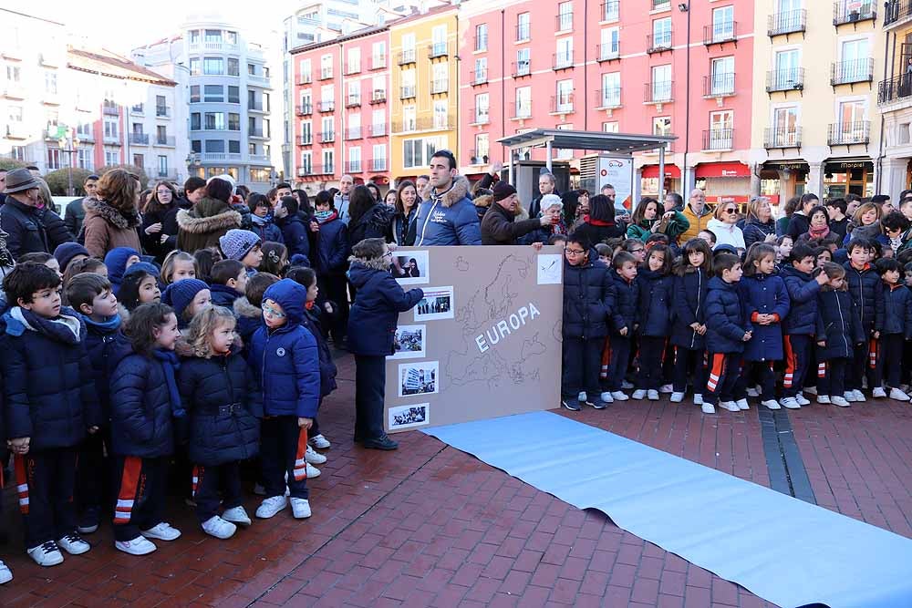 Alumnos y profesores del colegio han hecho una representación en la Plaza Mayor de Burgos