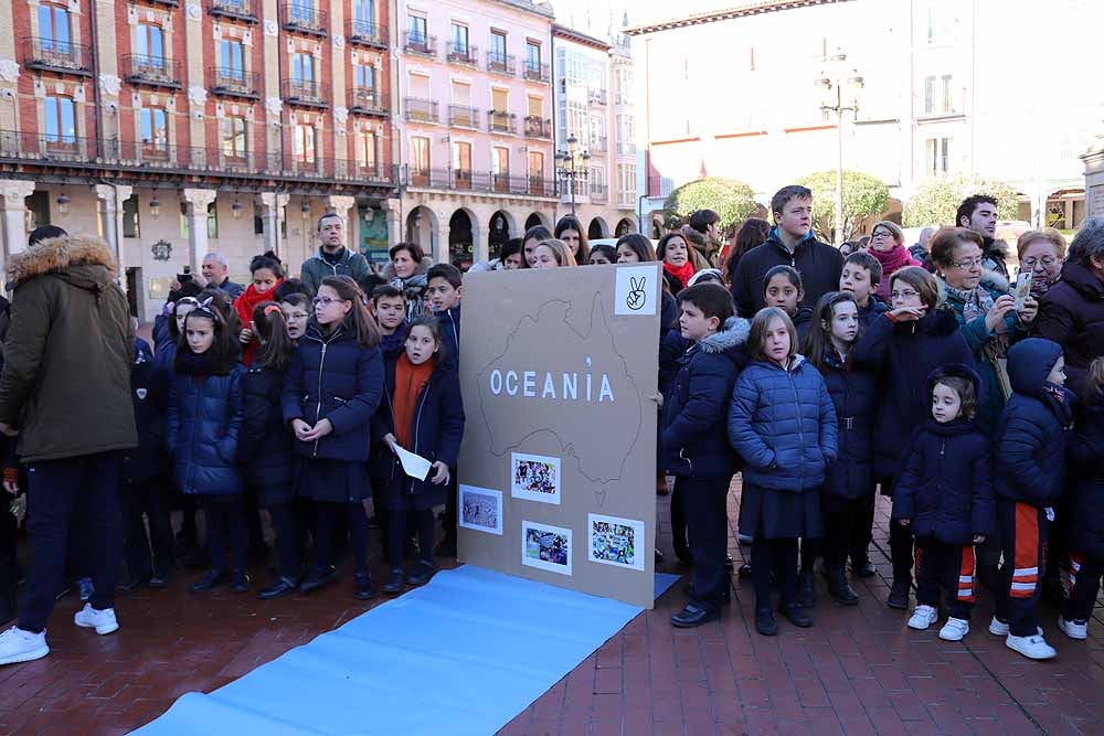 Alumnos y profesores del colegio han hecho una representación en la Plaza Mayor de Burgos