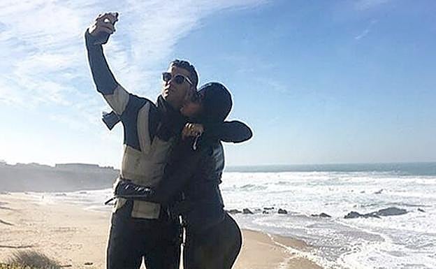 Cristiano Ronaldo se hace un selfie con Georgina Rodríguez. 