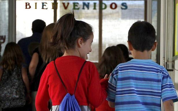 Niños acuden a un colegio. 