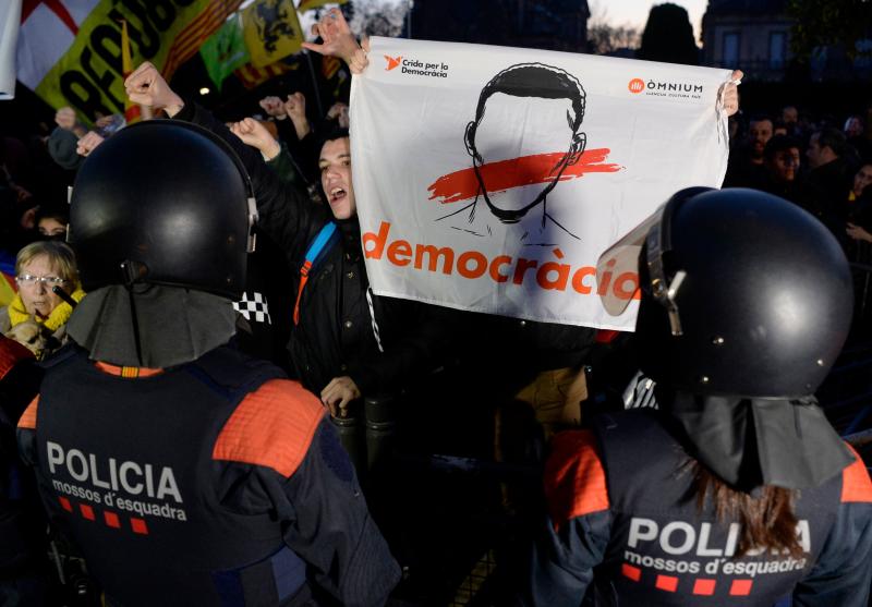 Un grupo de independentistas ha intentado derribar las vallas que protegen la puerta principal de acceso a la cámara catalana