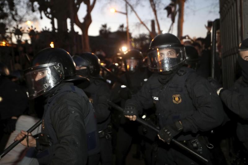 Un grupo de independentistas ha intentado derribar las vallas que protegen la puerta principal de acceso a la cámara catalana