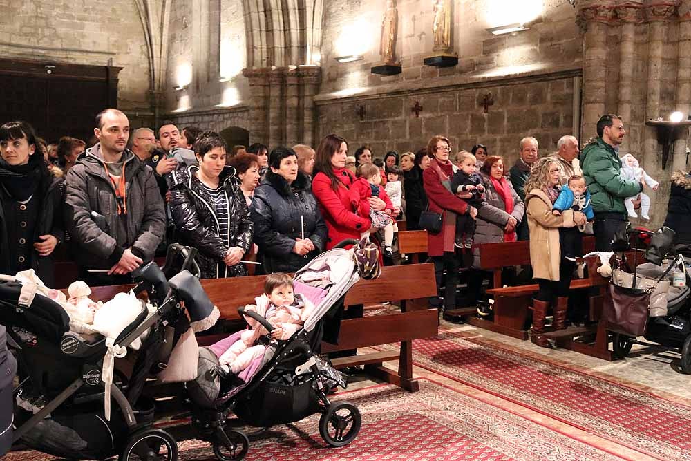 Estos son los bebés que han recibido la bendición de la Misa de la Luz