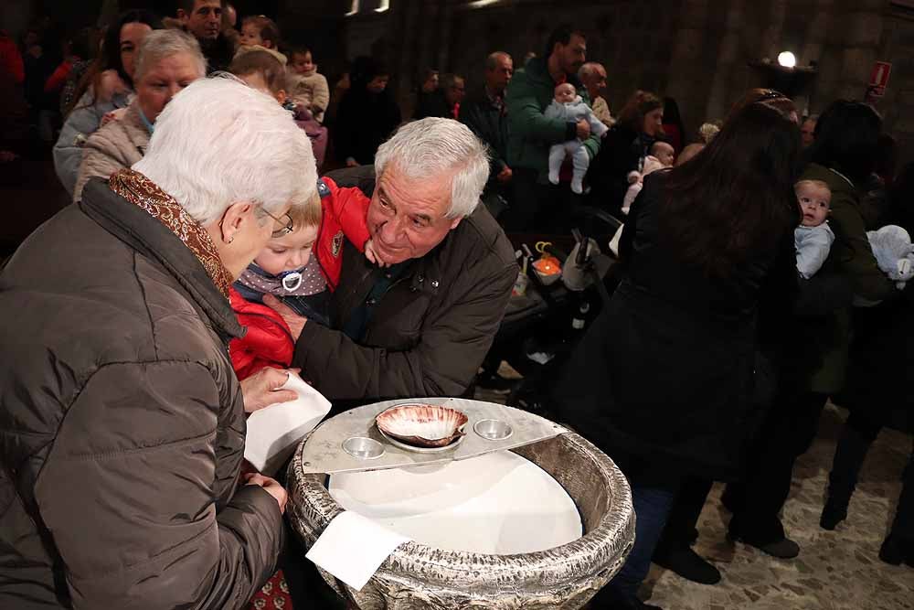 Estos son los bebés que han recibido la bendición de la Misa de la Luz