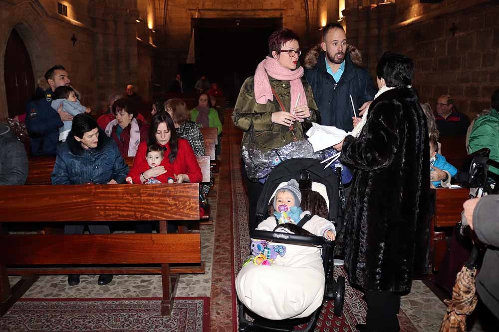 Estos son los bebés que han recibido la bendición de la Misa de la Luz