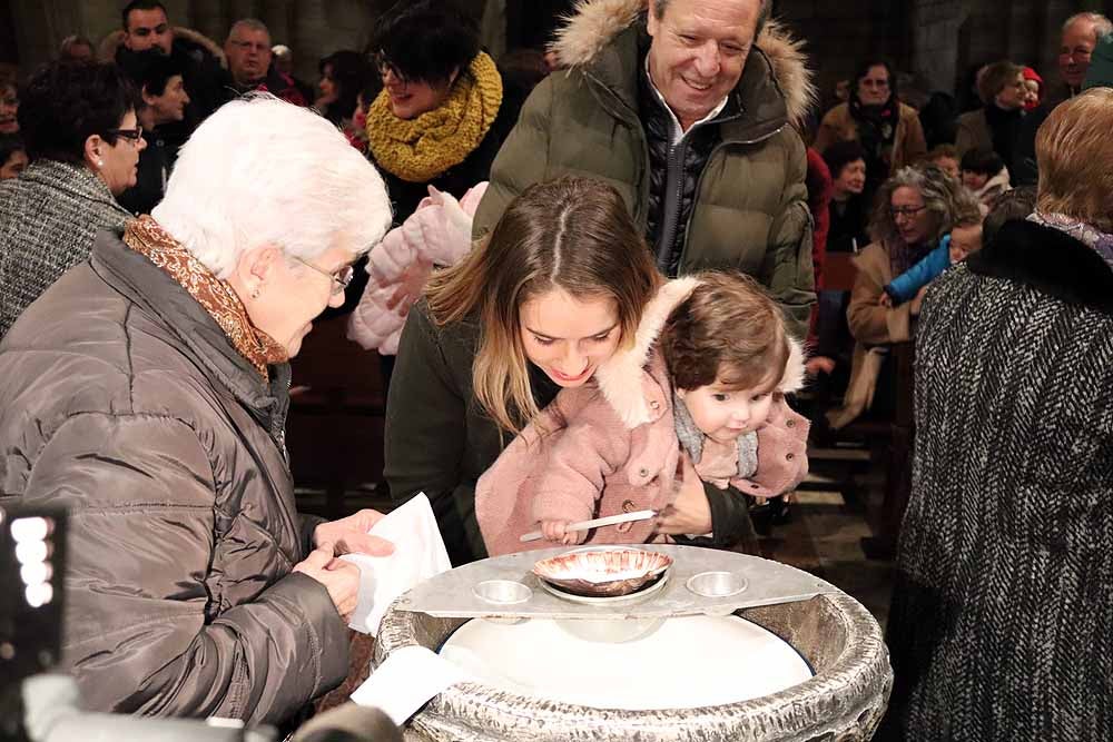 Estos son los bebés que han recibido la bendición de la Misa de la Luz