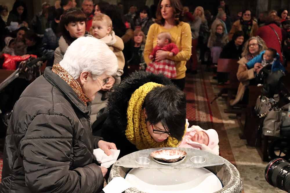 Estos son los bebés que han recibido la bendición de la Misa de la Luz