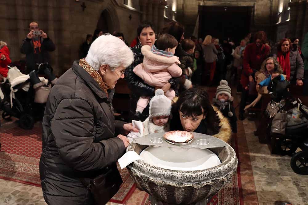 Estos son los bebés que han recibido la bendición de la Misa de la Luz