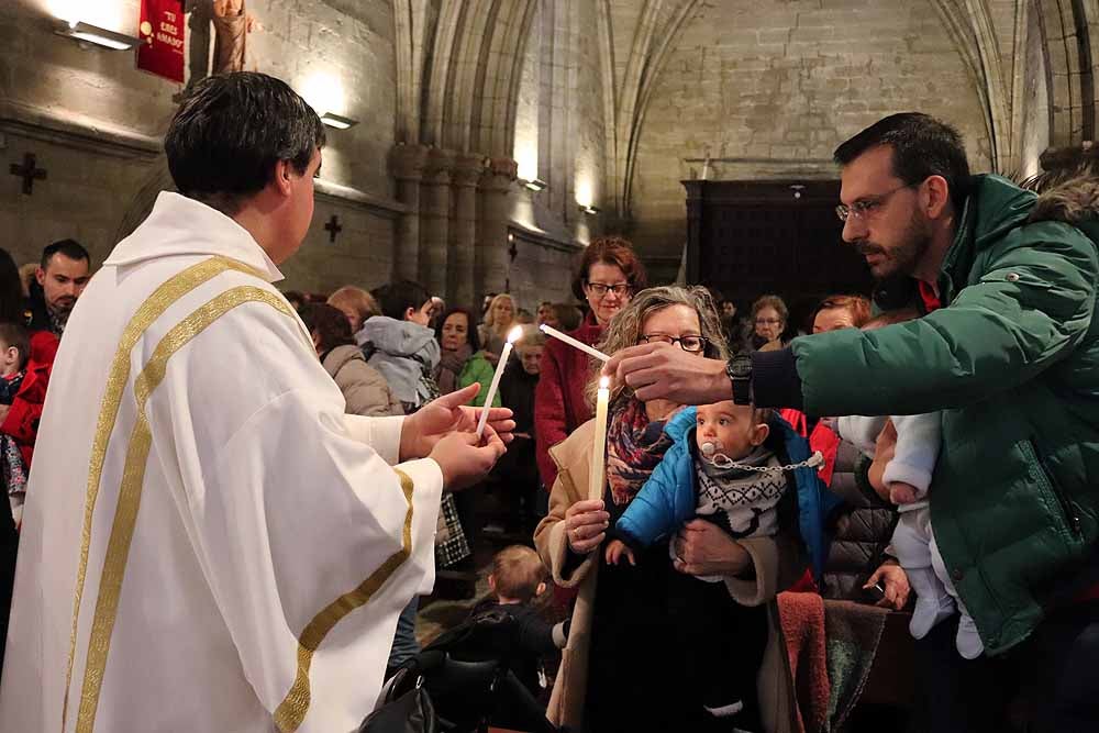 Estos son los bebés que han recibido la bendición de la Misa de la Luz