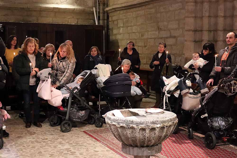 Estos son los bebés que han recibido la bendición de la Misa de la Luz