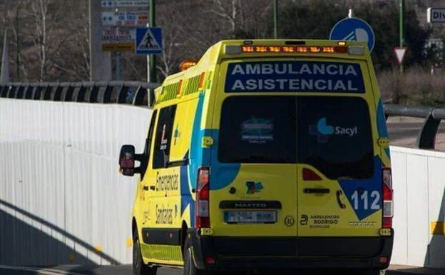 Una UVI móvil y una ambulancia se han trasladado al lugar del accidente