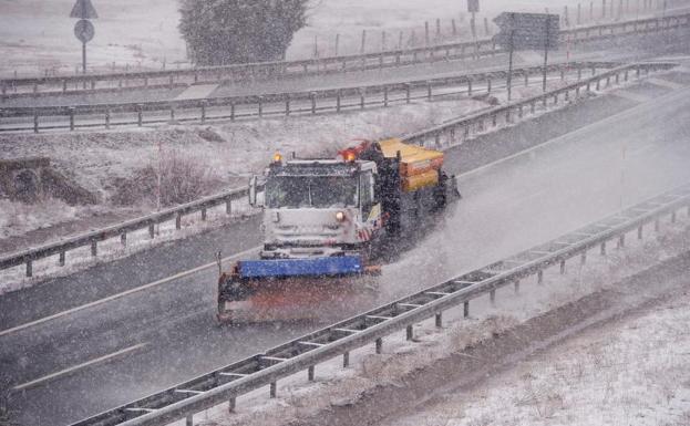 Una quitanieves limpia la Autovía de la Meseta a la altura de la localidad cántabra de Reinosa.