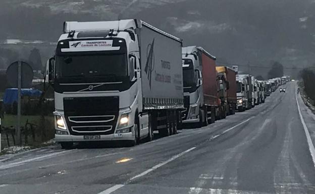 Convoy de camiones saliendo de Arenas de Iguña al reabrirse al tráfico la A-67.